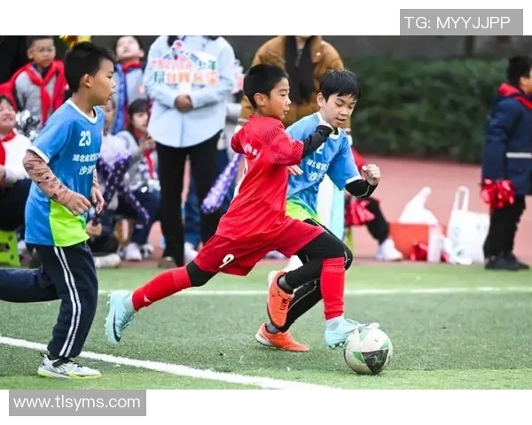 模仿足球球星经典合照的创意与挑战探讨