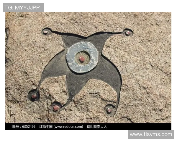 足球巨星雕刻艺术融合五角星元素展现球场荣耀与精神追求