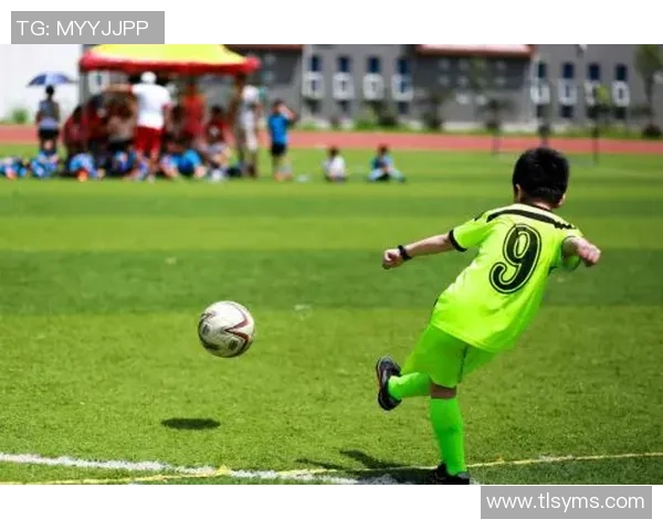 足球明星背上背包走街头 展现休闲与运动的完美融合