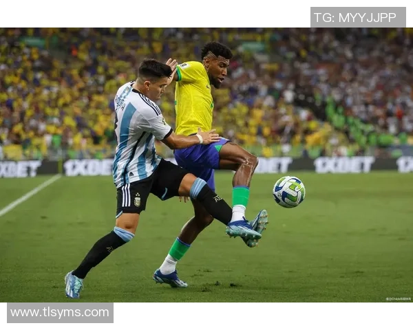 足球球星赛场热情拥抱亲吻展现兄弟情深瞬间